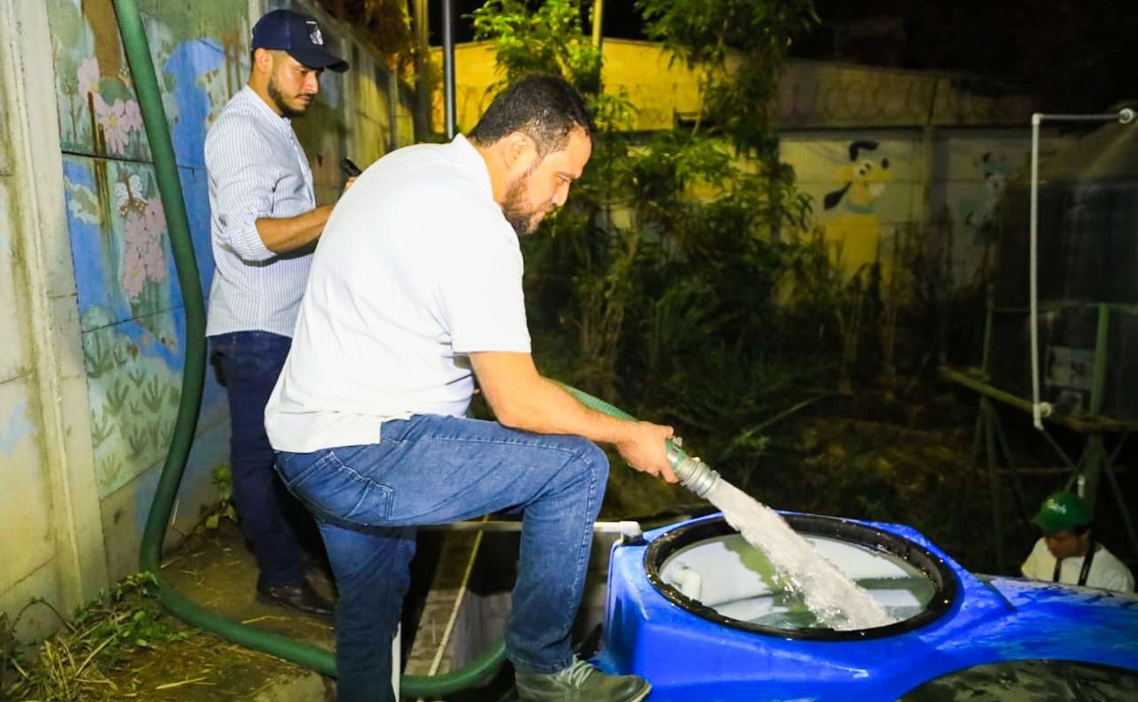 Gobierno continuó abasteciendo de agua hasta altas horas de la noche en colonias de San Salvador gobierno-continuo-abasteciendo-de-agua-hasta-altas-horas-de-la-noche-en-colonias-de-san-salvador